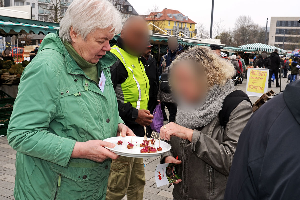 Ernährungsrat Verkostungsaktion auf dem Wochenmarkt am Kesselbrink ...